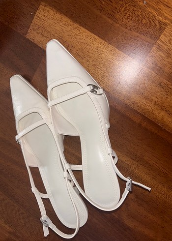 Bershka Beyaz Stiletto Kısa Topuklu Kadın Bershka Tokalı Ayakkabı