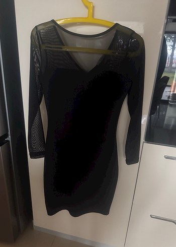 Siyah kolları sırtı ve göğsü tül şık elbise - Görsel 2