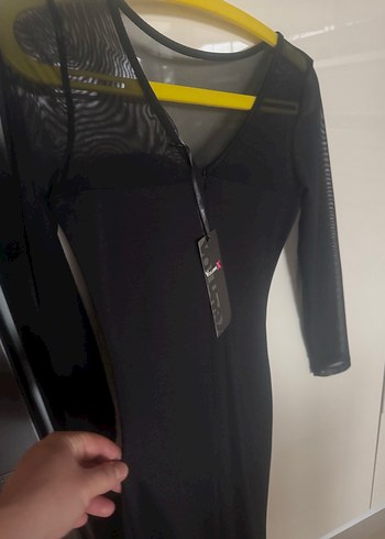 Siyah kolları sırtı ve göğsü tül şık elbise - Görsel 3