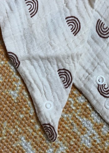 Nakışlı Beyaz Gri Bebek Önlüğü - Görsel 3