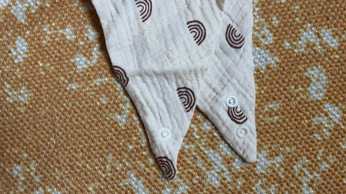 Nakışlı Beyaz Gri Bebek Önlüğü - Görsel 3