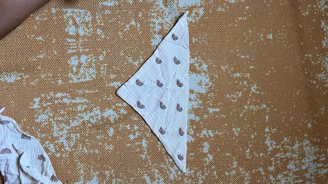 Nakışlı Beyaz Gri Bebek Önlüğü - Görsel 4