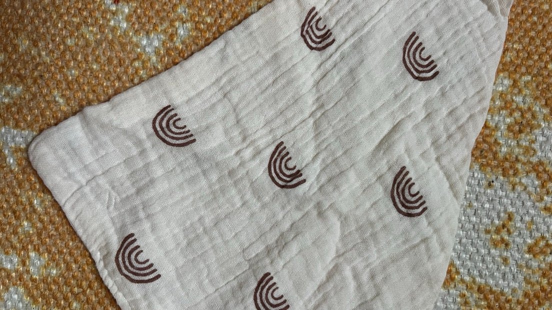 Nakışlı Beyaz Gri Bebek Önlüğü - Görsel 2