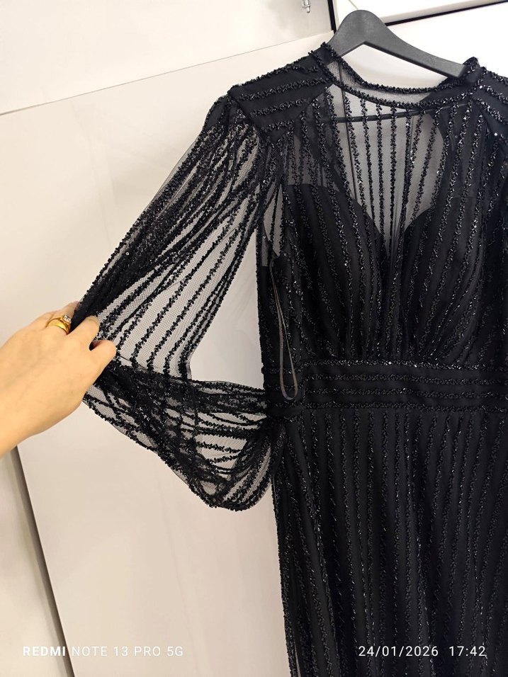 Uzun Siyah İşlemeli Gece Elbisesi - Görsel 4