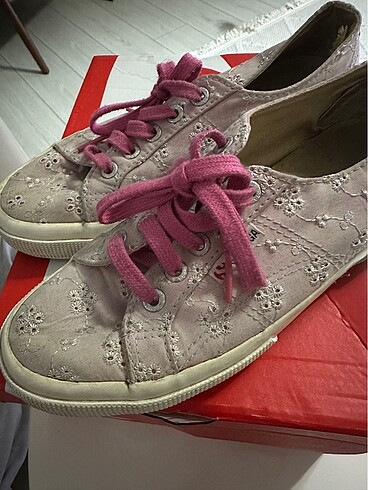 Pembe Superga