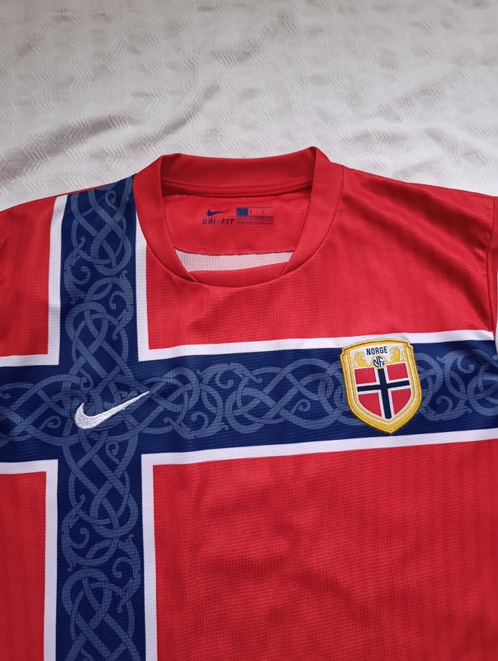 Norveç Kırmızı-Beyaz Nike Futbol Forması — görsel 2/4