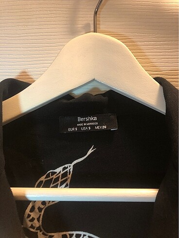 Bershka Gül ve yılan desenli gömlek