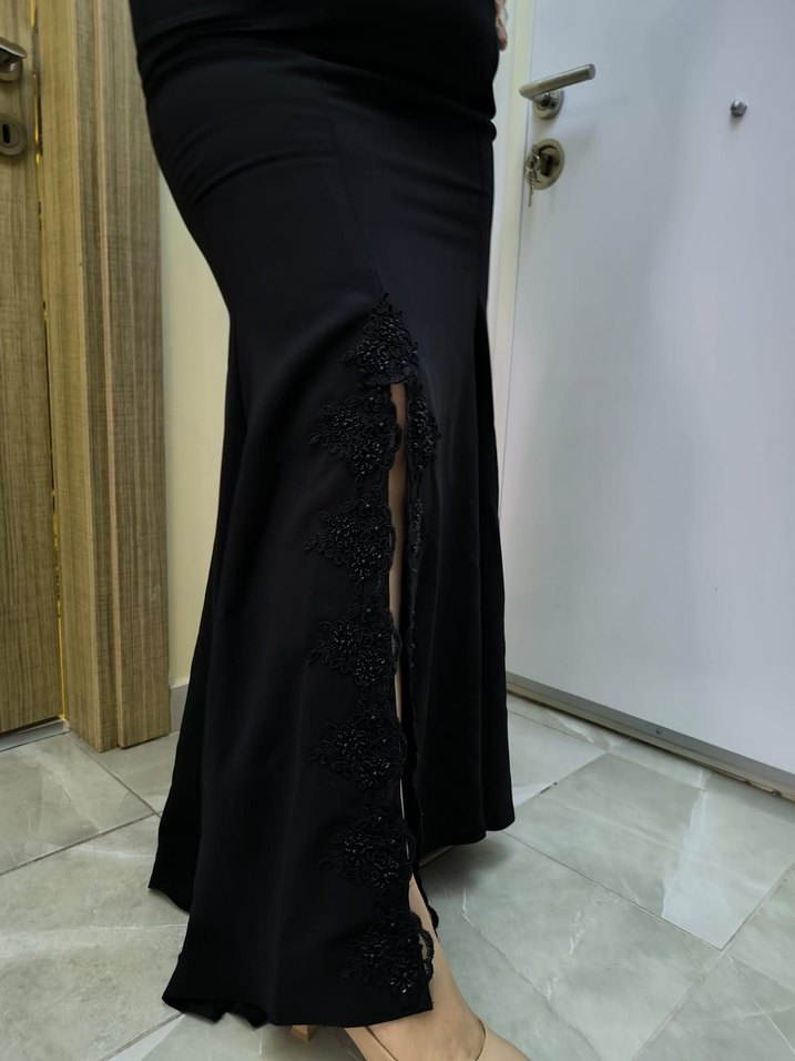 Dantel Detaylı Siyah Uzun V Yaka Abiye Elbise - Görsel 4