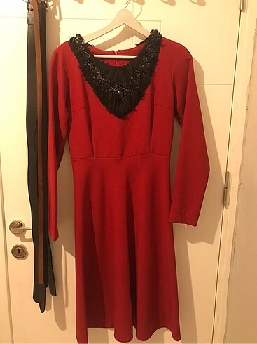 Siyah Taş İşlemeli Kırmızı Elbise