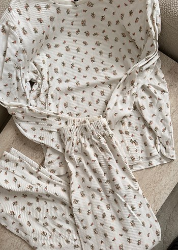 Beyaz Çiçek Desenli Rahat Kadın Pijama Takımı - Görsel 2