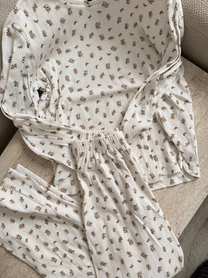 Beyaz Çiçek Desenli Rahat Kadın Pijama Takımı - Görsel 2