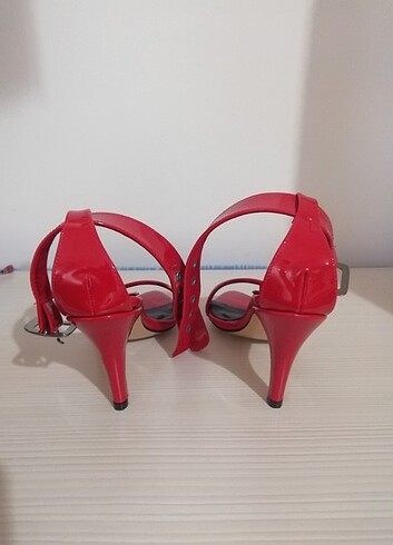 Trendyol & Milla Bilekten bağlamalı kırmızı rugan topuklu ayakkabı 