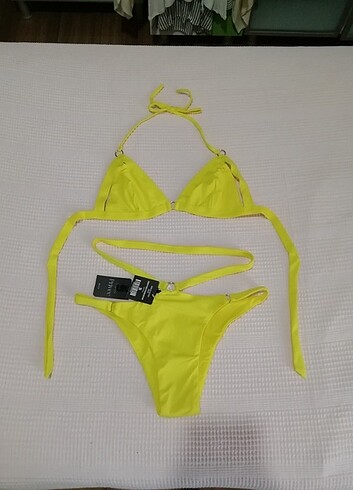 Penti sarı dekolteli üçgen bikini takımı 