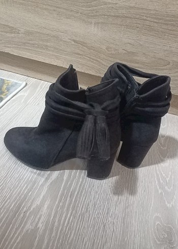 Püsküllü Siyah Süet Kadın Bot - Görsel 3