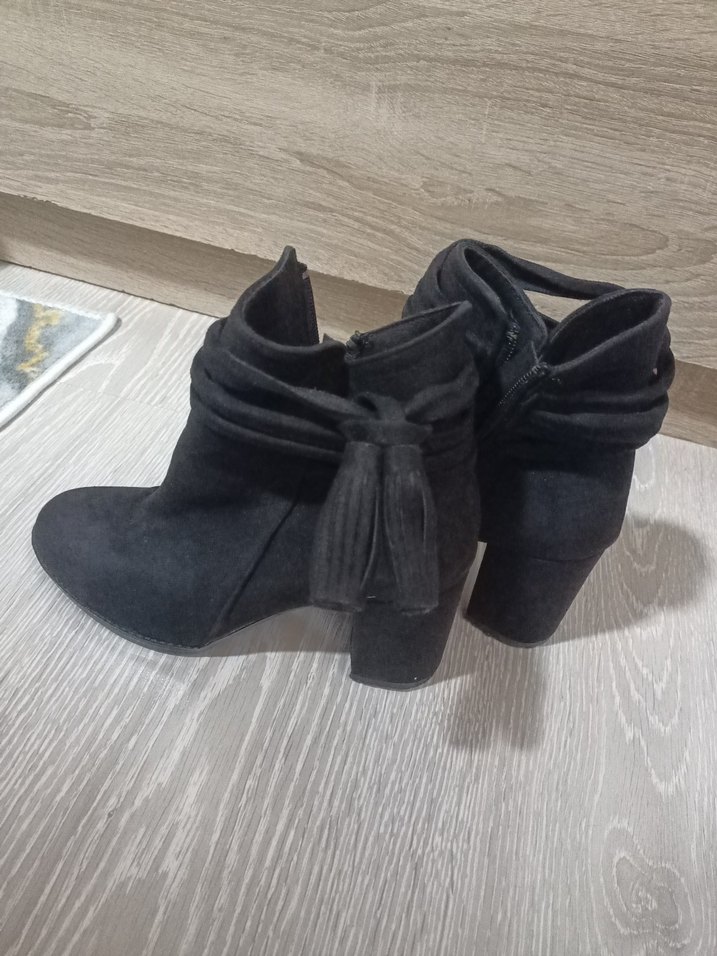 Püsküllü Siyah Süet Kadın Bot - Görsel 3