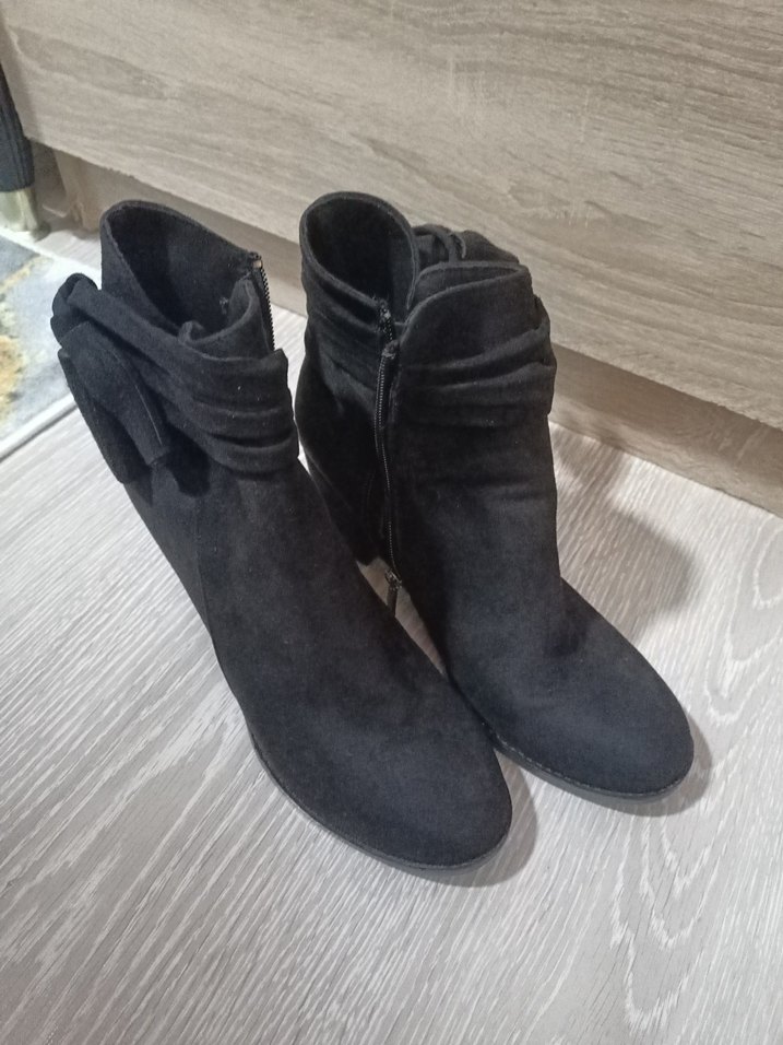 Püsküllü Siyah Süet Kadın Bot - Görsel 2