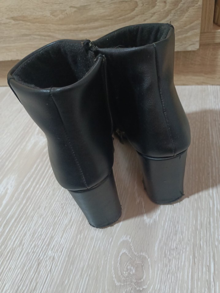 Siyah Deri Topuklu Bot - Görsel 5