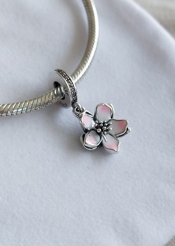 Beden Kiraz Çiçeği Sallantılı Charm