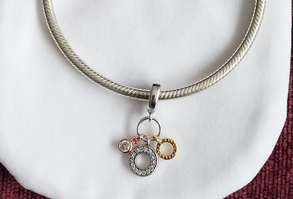 Üçlü Monogram ve Logolu Sarkan Charm - Görsel 3