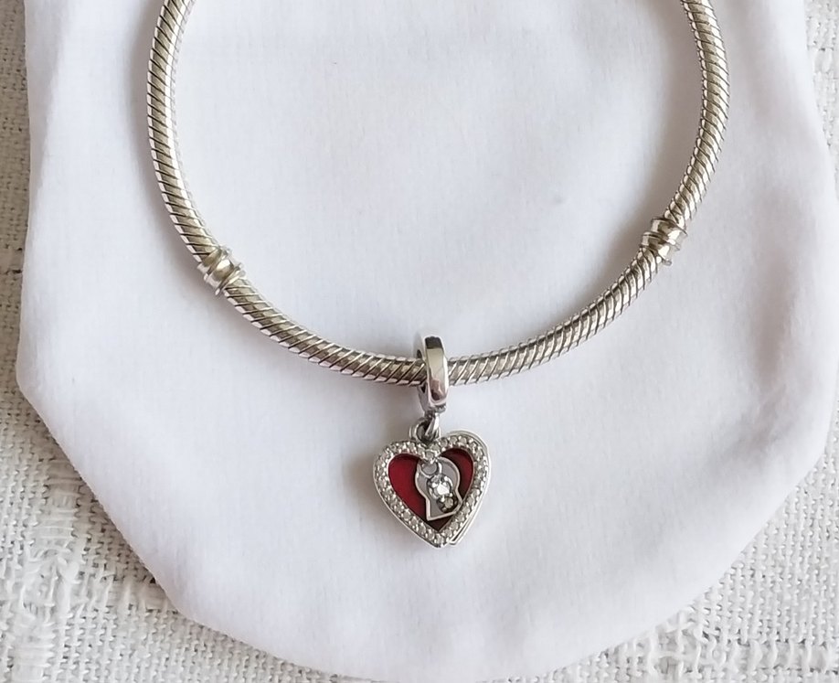 Kırmızı Kalp ve Anahtar Sallantılı Charm - Görsel 2