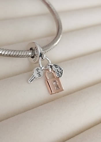 İKİ RENKLİ ANAHTAR, ASMA KİLİT VE KALP SALLANTILI CHARM - Görsel 3