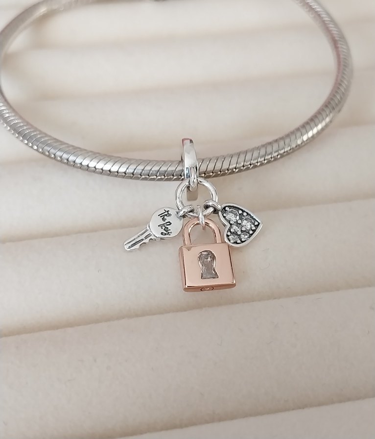 İKİ RENKLİ ANAHTAR, ASMA KİLİT VE KALP SALLANTILI CHARM - Görsel 2