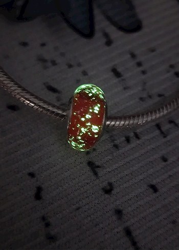 KARANLIKTA PARLAYAN KIRMIZI MURANO CHARM - Görsel 3