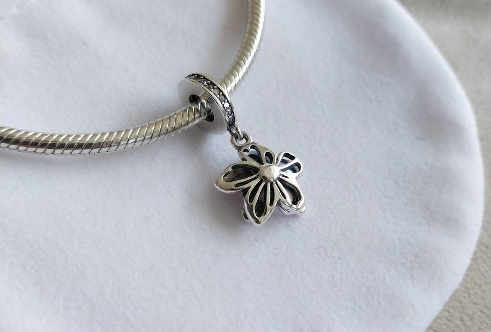 Kiraz Çiçeği Sallantılı Charm - Görsel 3