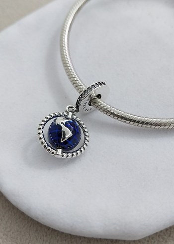 Pandora DÖNEN DÜNYA SALLANTILI CHARM