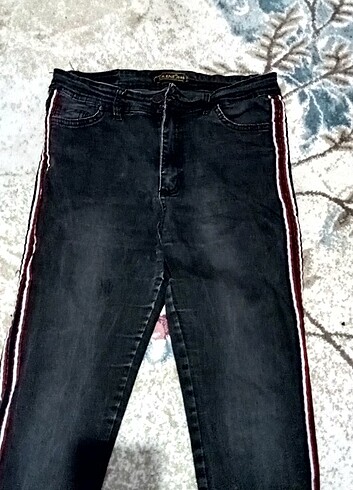 32 Beden siyah Renk Yüksek bel yanları şeritli jean