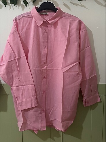 Pembe gömlek