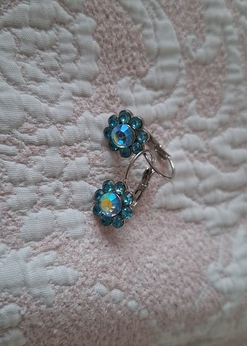 Mavi taşlı Mini Çiçek Küpeler - Görsel 3