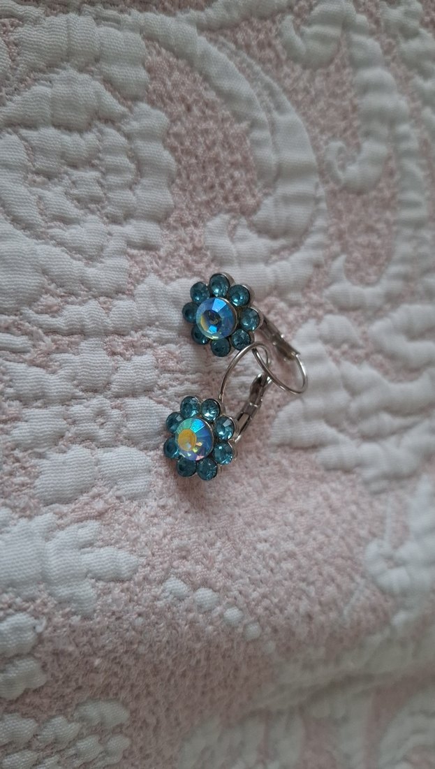 Mavi taşlı Mini Çiçek Küpeler - Görsel 3