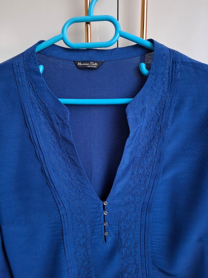 Mavi V Yaka Düğmeli Kadın Bluz - Görsel 3