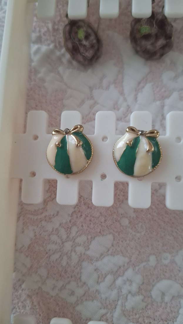 Yeşil Fiyonk Detaylı Mini Küpe - Görsel 2