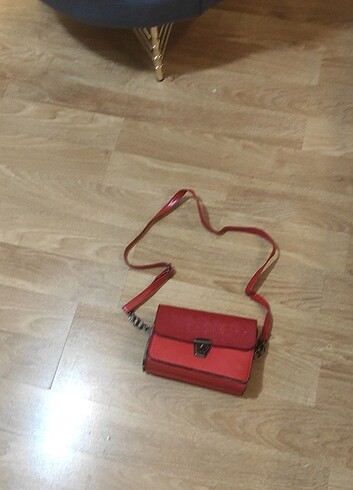 Kırmızı kol çantası 