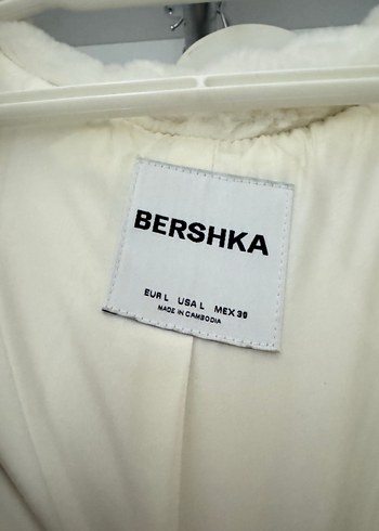 Bershka Kadın Beyaz Kapüşonlu Kürk Detaylı Ceket