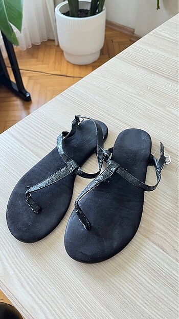 H&M parmak arası sandalet