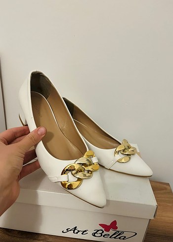 Zara Zincir Detaylı Beyaz Topuklu Stiletto