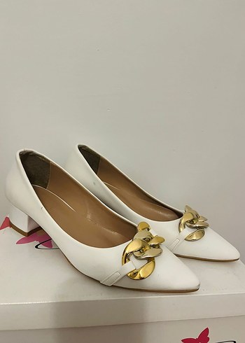 Zincir Detaylı Beyaz Topuklu Stiletto