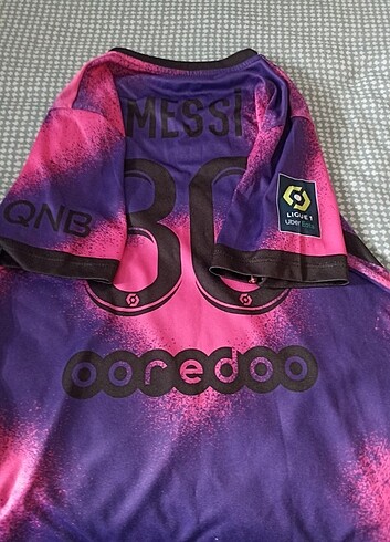 Messi Paris mor pembe forma