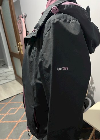 Yüksek Yakalı Siyah Kadın Mont - Görsel 4