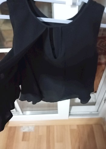 Kadın Siyah V Yaka Kolsuz Fırfırlı Bluz - Görsel 3