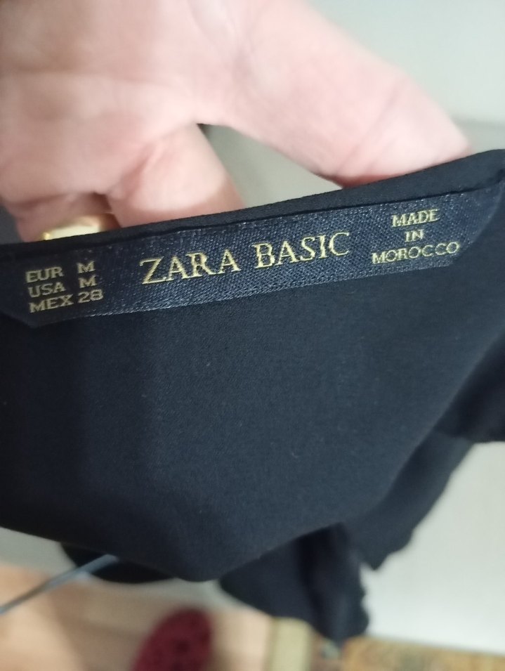 Kadın Siyah V Yaka Kolsuz Fırfırlı Bluz - Görsel 4