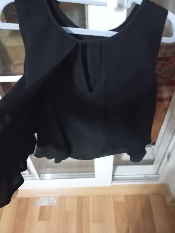 Kadın Siyah V Yaka Kolsuz Fırfırlı Bluz - Görsel 3