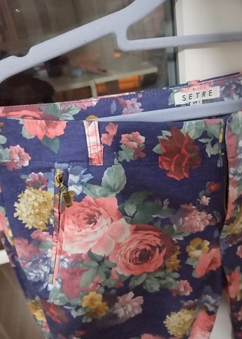 Çiçek Desenli Dar Kesim Kadın Pantolon - Görsel 4