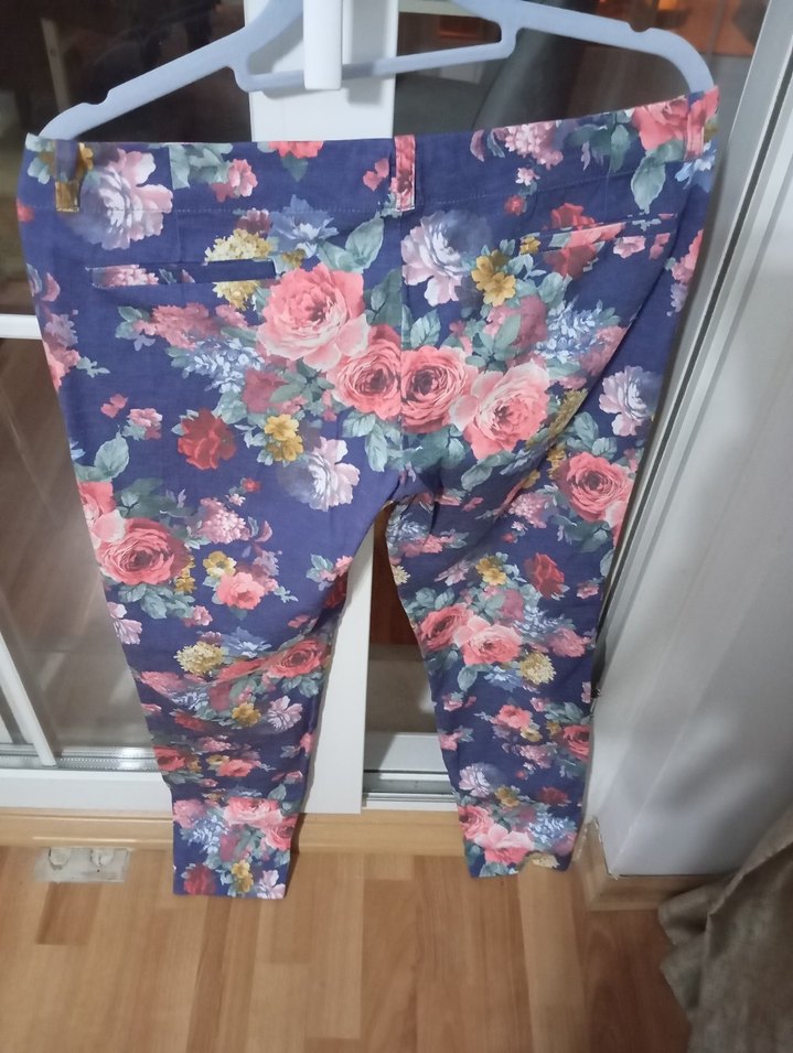 Çiçek Desenli Dar Kesim Kadın Pantolon - Görsel 3