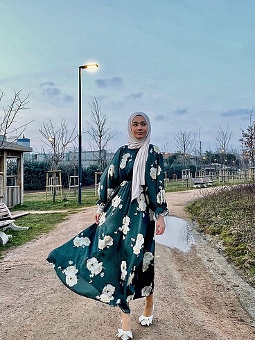 Saten çiçekli elbise