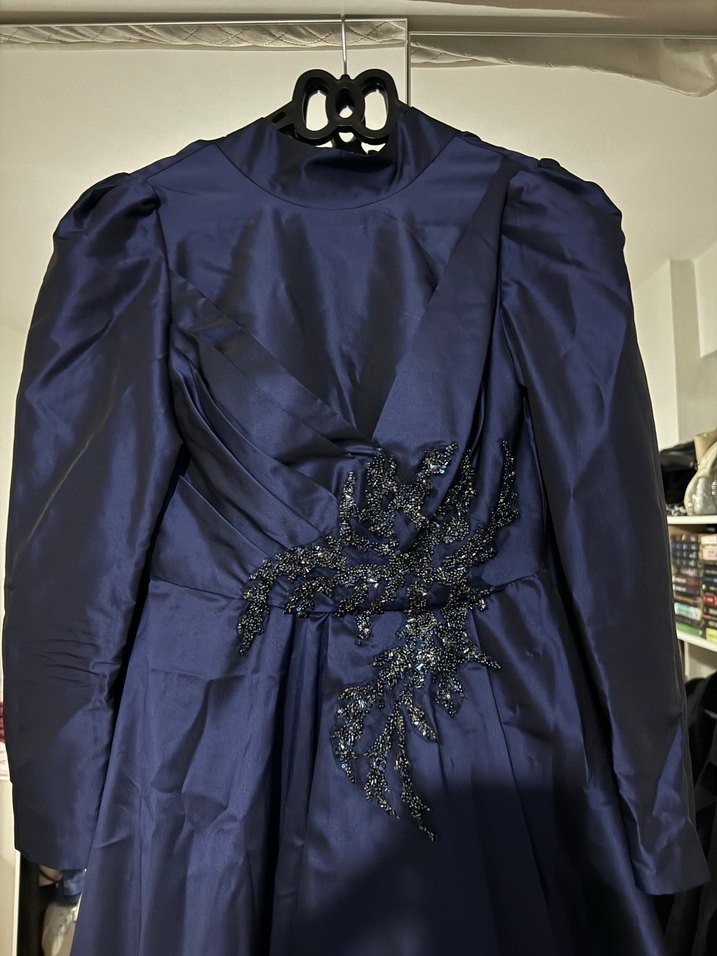 Lacivert saten işlemeli abiye - Görsel 3