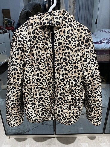 Leopar desenli şişme mont